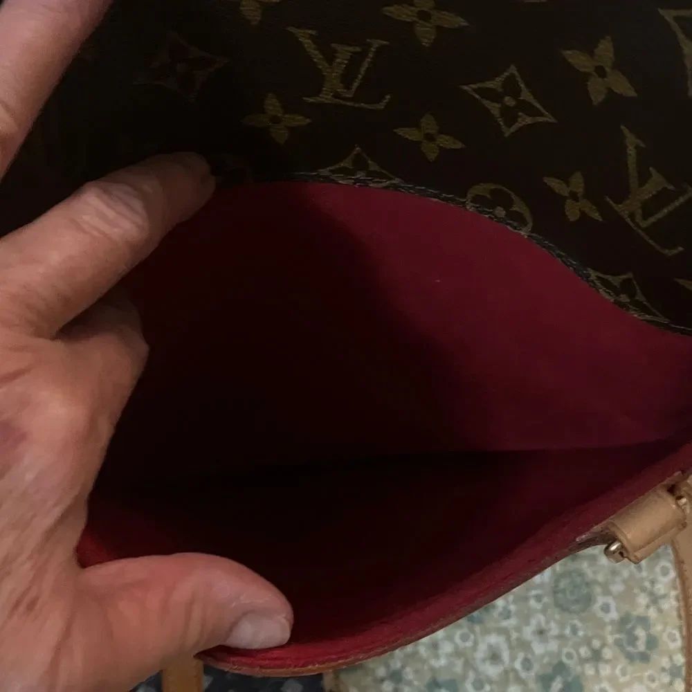 Louis Vuitton - Picture 9 of 12